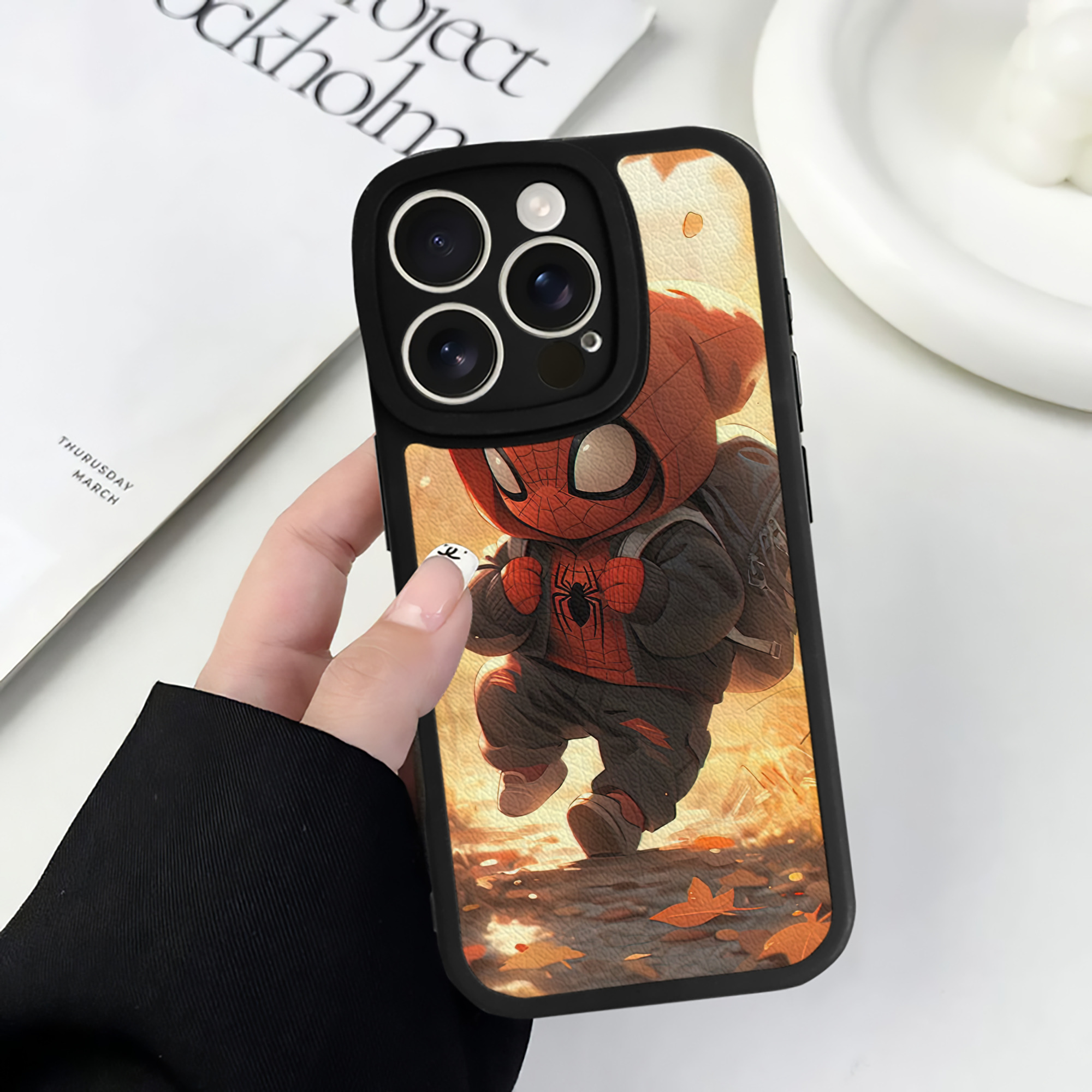 （画像用） Spider Man スパイダーマン 【iPhone 16シリーズ対応】シリコンスマホケース（レザー調） 材質：シリコン